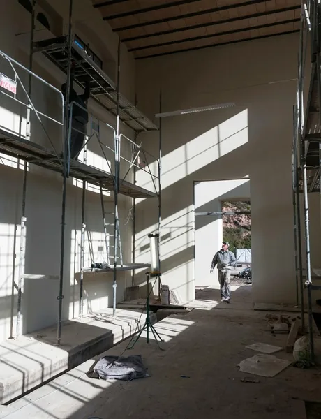 Architektonische Baustelle mit Ingenieuren