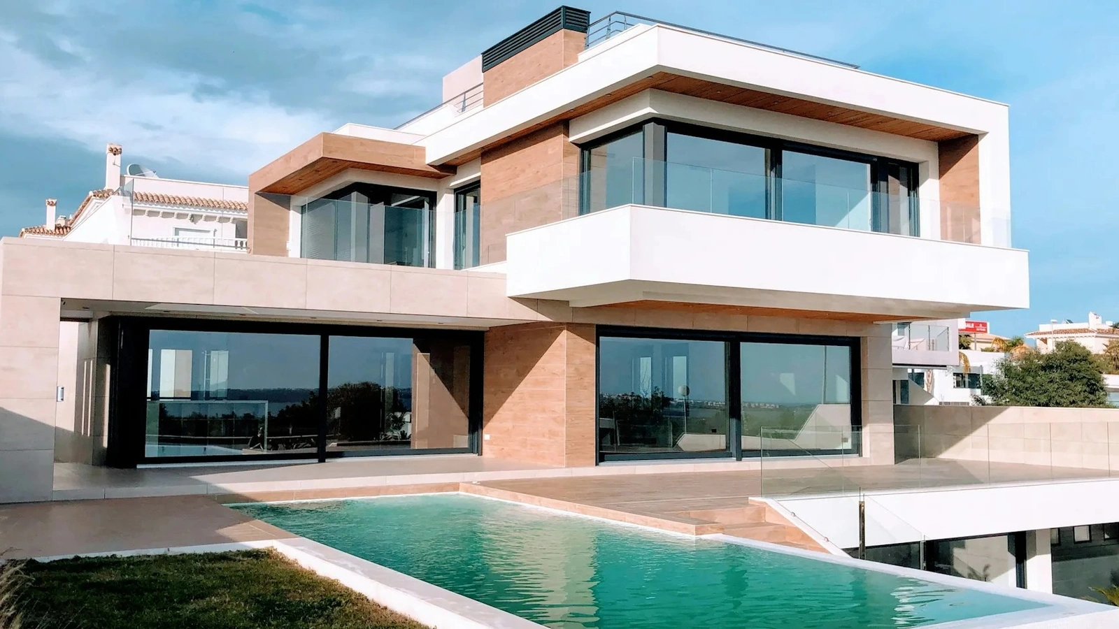 Vollendete Luxusvilla mit Swimmingpool, Glasgeländern und moderner Fassadengestaltung